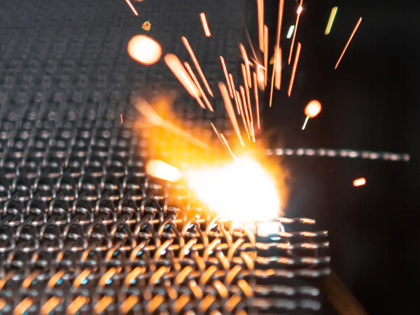 Can You Use a Magnet to Identify Stainless Steel Wire Mesh Conveyor Belts?